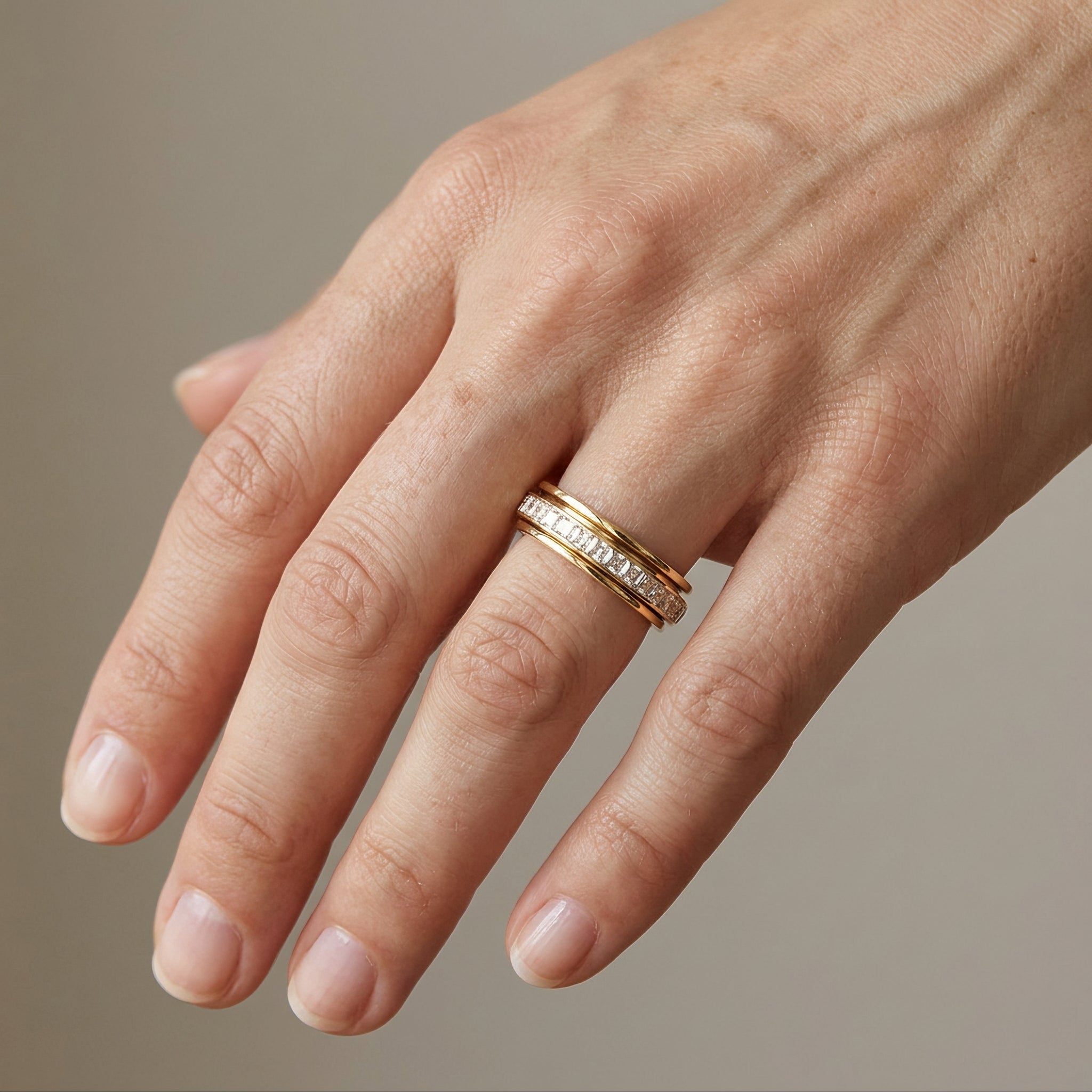 Alessia – Fidget-Ring mit Kristallakzent