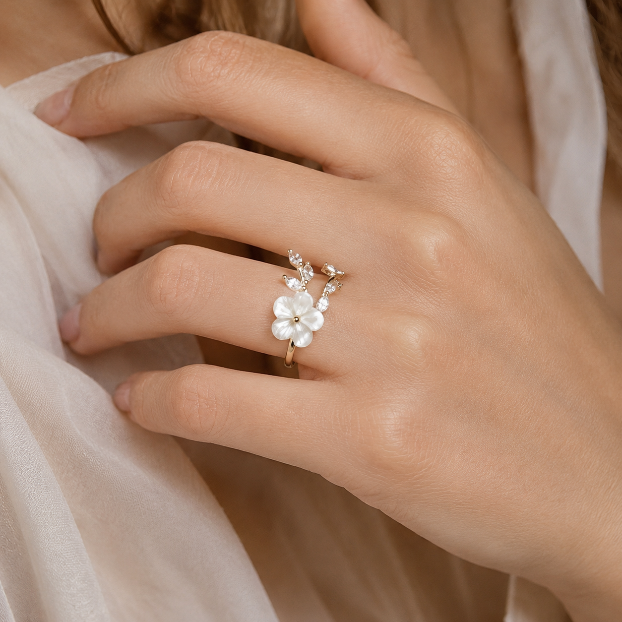 Mayla – Blumenring mit weißen Blumen und Zirkonias