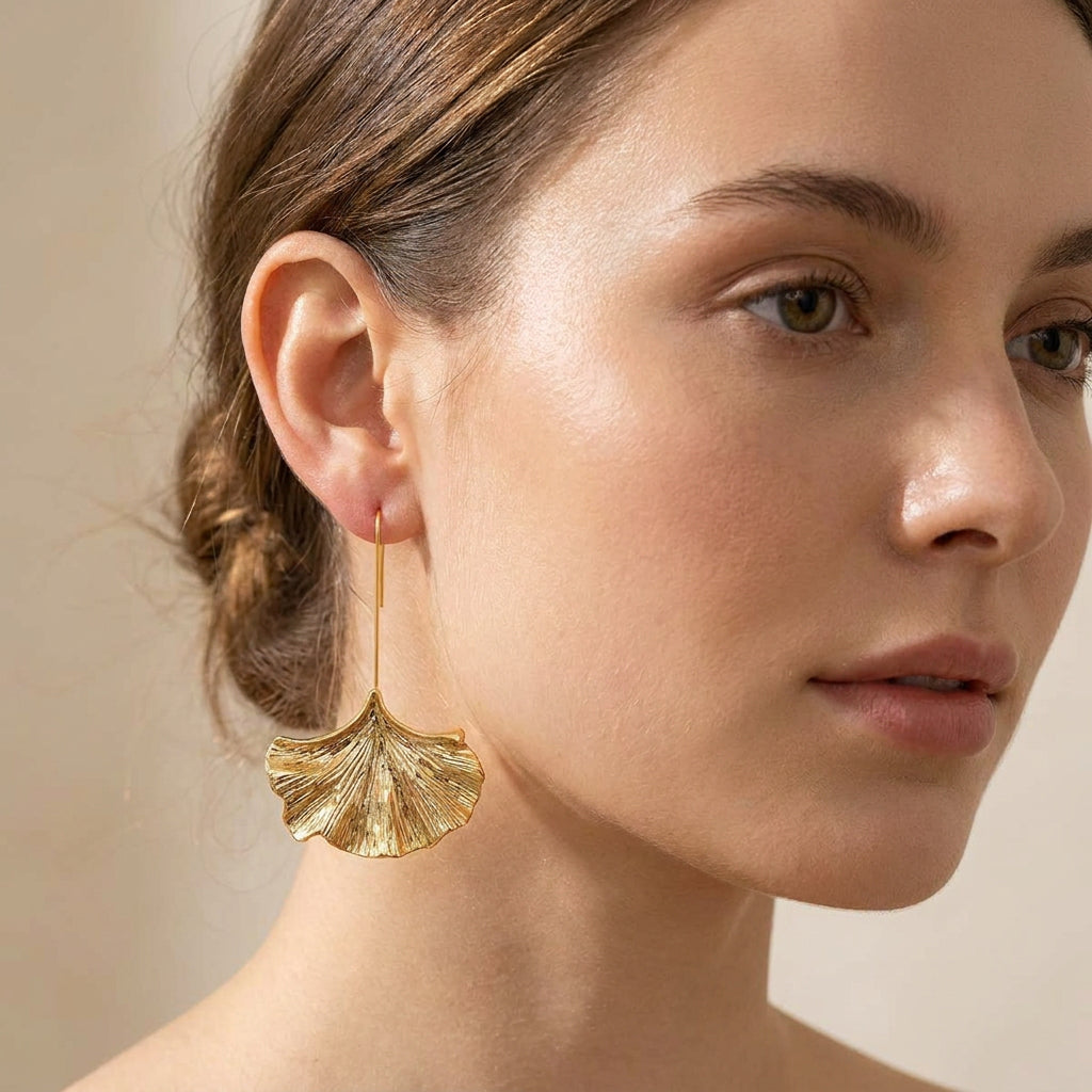Bliss – Vintage-Ohrringe aus goldenen Blütenblättern