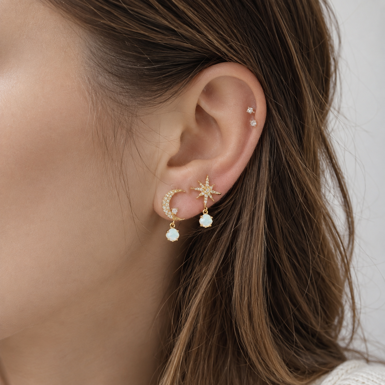 Astra – Goldene Ohrringe mit Mond und Stern aus Opal