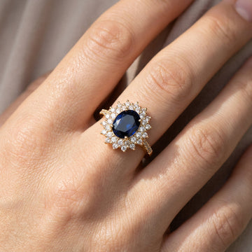 Delphine – Chic goldener Ring mit blauer Stein