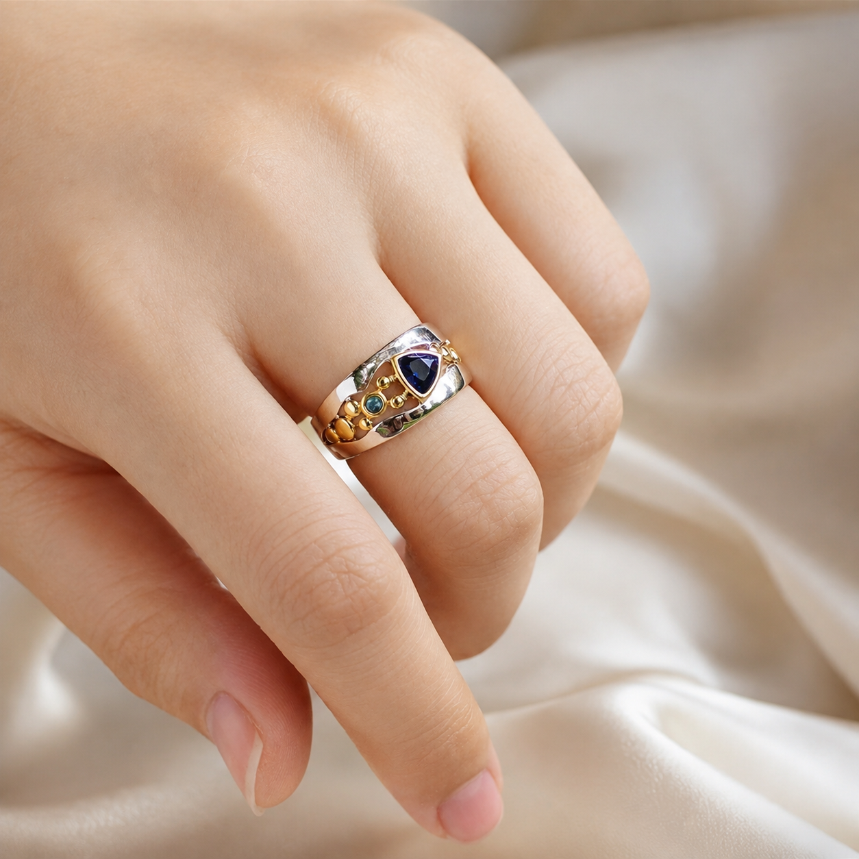 Ricca – Vintage-Ring mit leuchtendem blauen Kristall