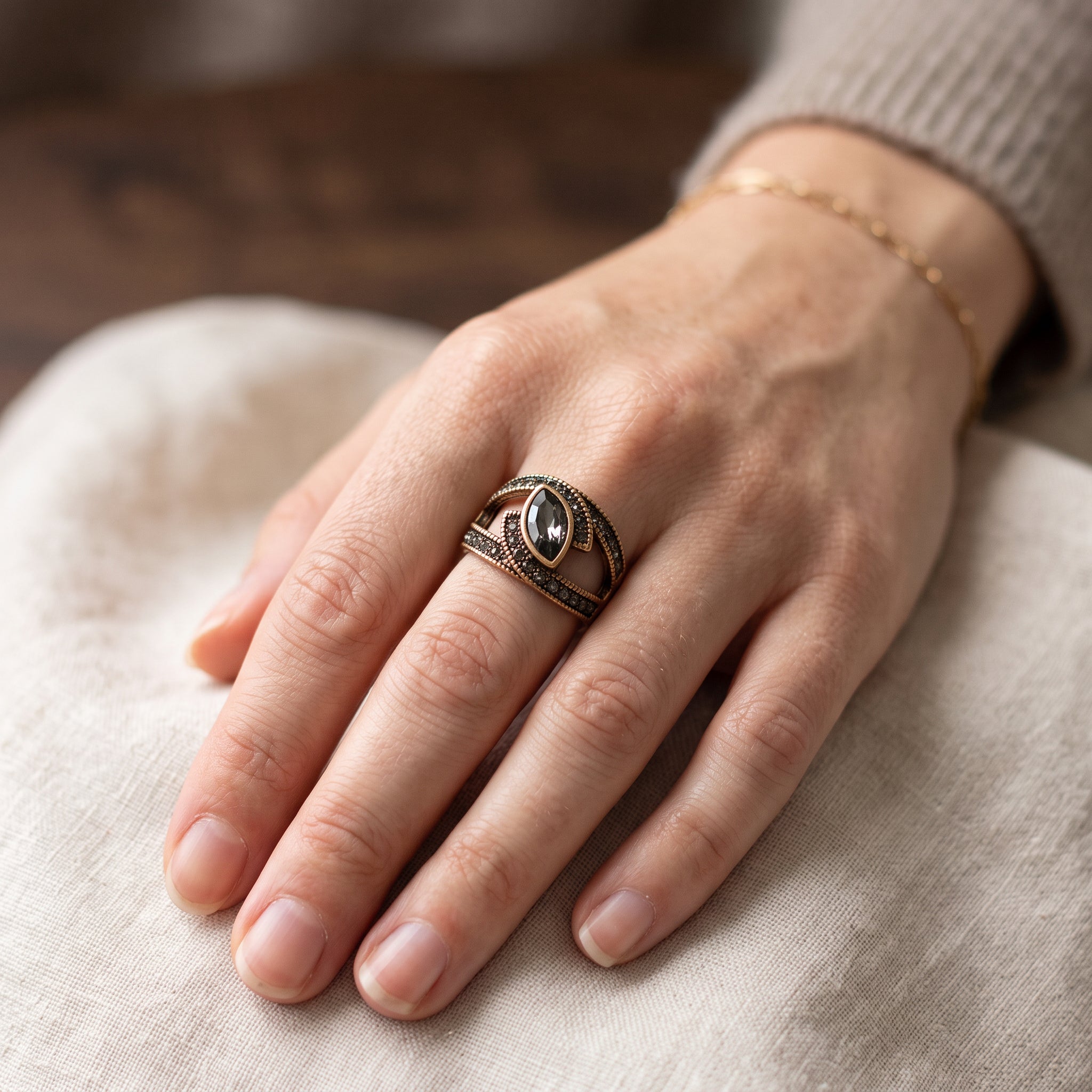 Amena – Eleganter Ring aus schwarzem Kristall