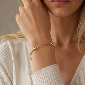 Livia – Elegantes goldenes Schlangenarmband