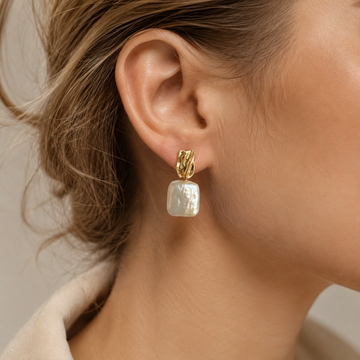 Aiah – Goldene Ohrringe mit eleganten barocken Perlen