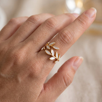 Auriane – Goldring mit Blatt und weißem Opal