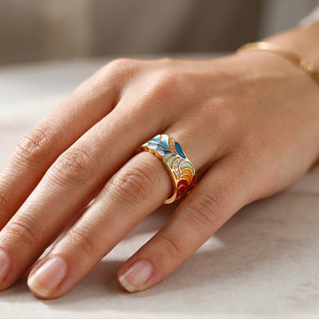 Margaux – Ring mit goldenem Motiv aus blau-weißer Keramik