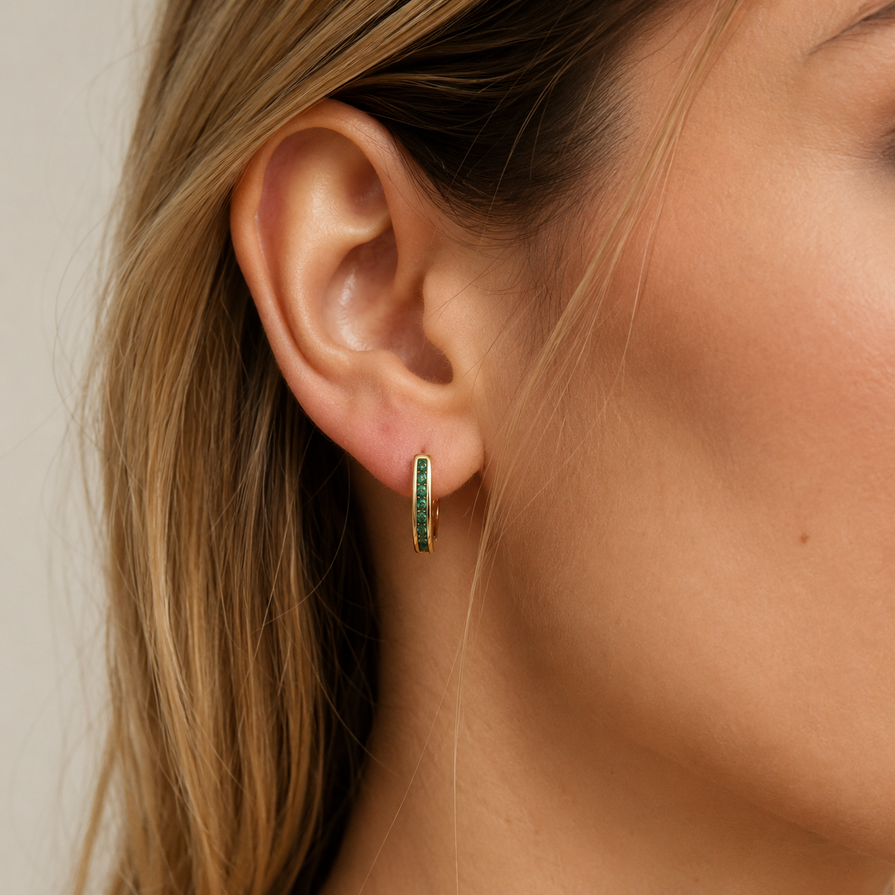 Christine – Goldene Ohrringe mit Smaragd und Diamant