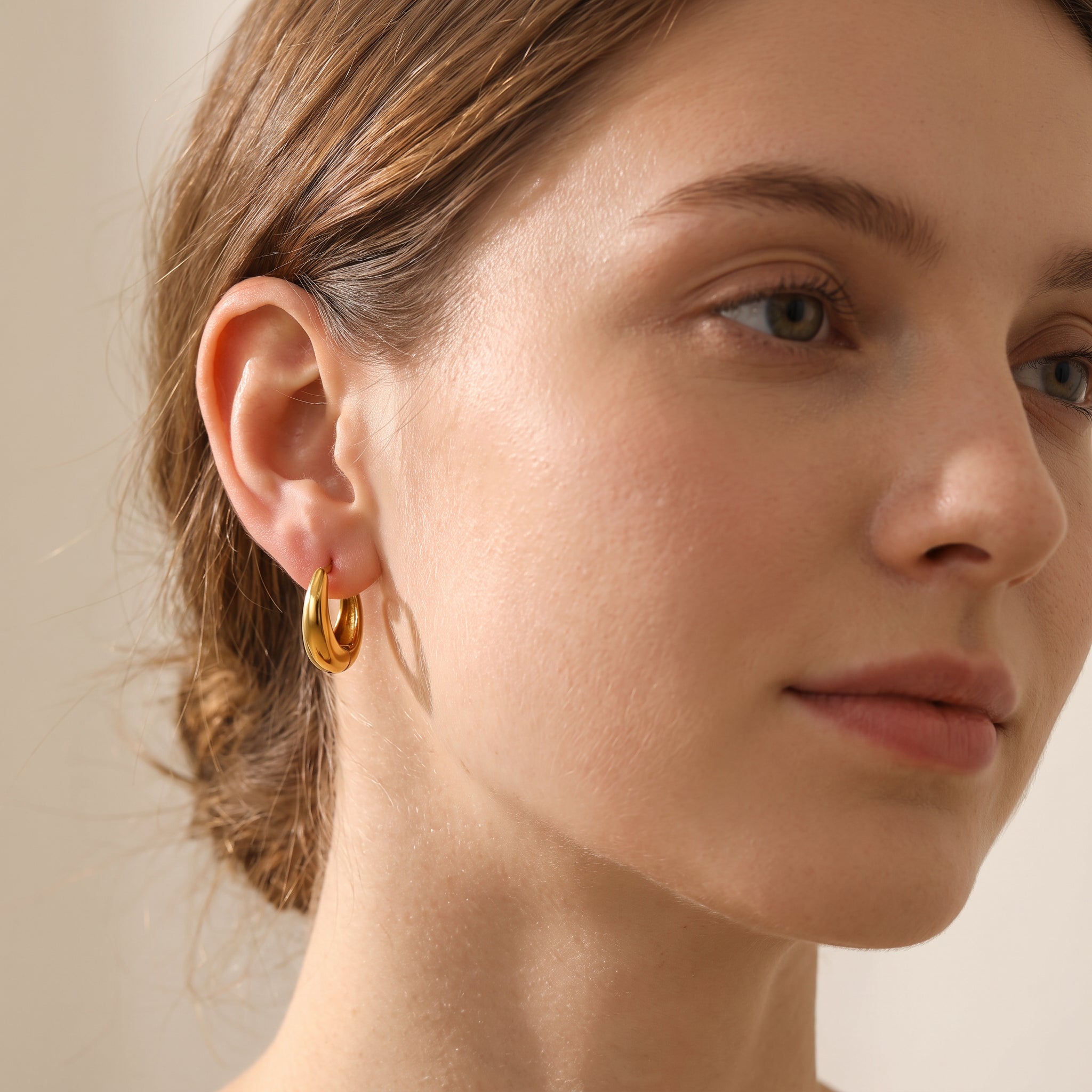 Iris – Geometrische Huggie-Ohrringe aus Gold