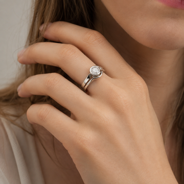 Aria – Vintage-Silberring mit rundem weißen Kristall