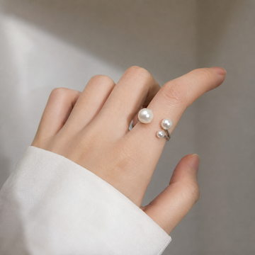 Amandine – Verstellbarer Ring mit drei Süßwasserperlen