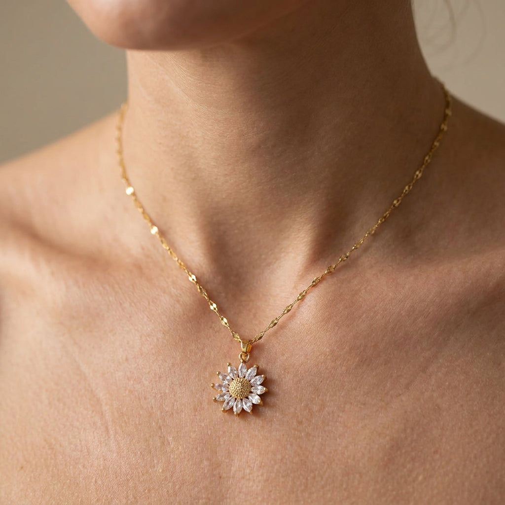 Manon – Glänzende Sonnenblumen-Halskette aus Gold