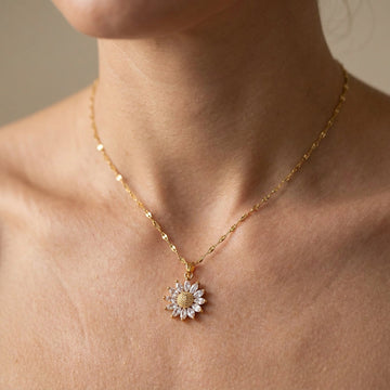 Manon – Glänzende Sonnenblumen-Halskette aus Gold