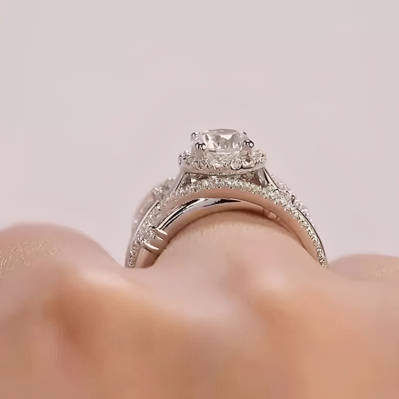 Ivanna – Ring mit ineinander verschlungenen funkelnden Zirkonias