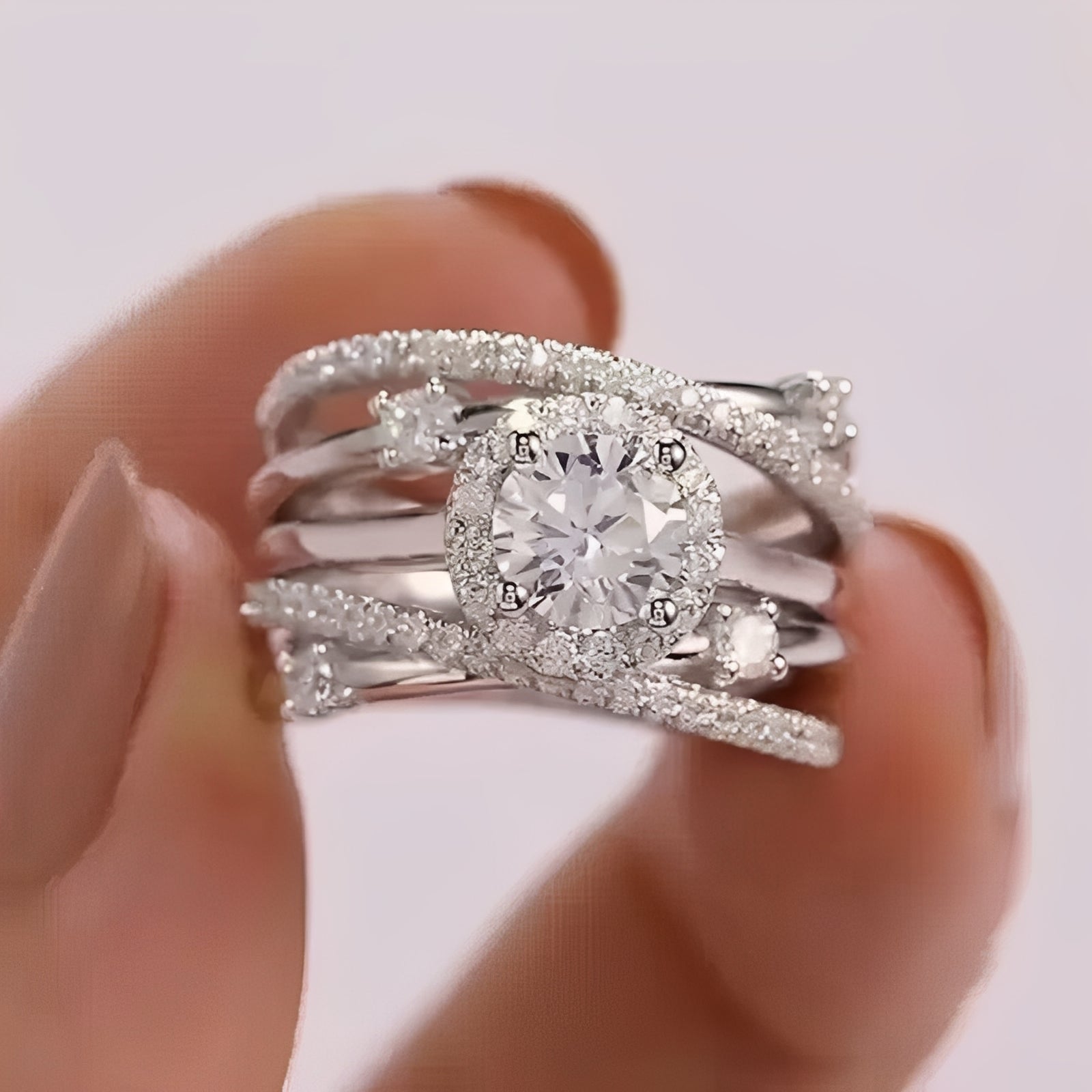 Ivanna – Ring mit ineinander verschlungenen funkelnden Zirkonias