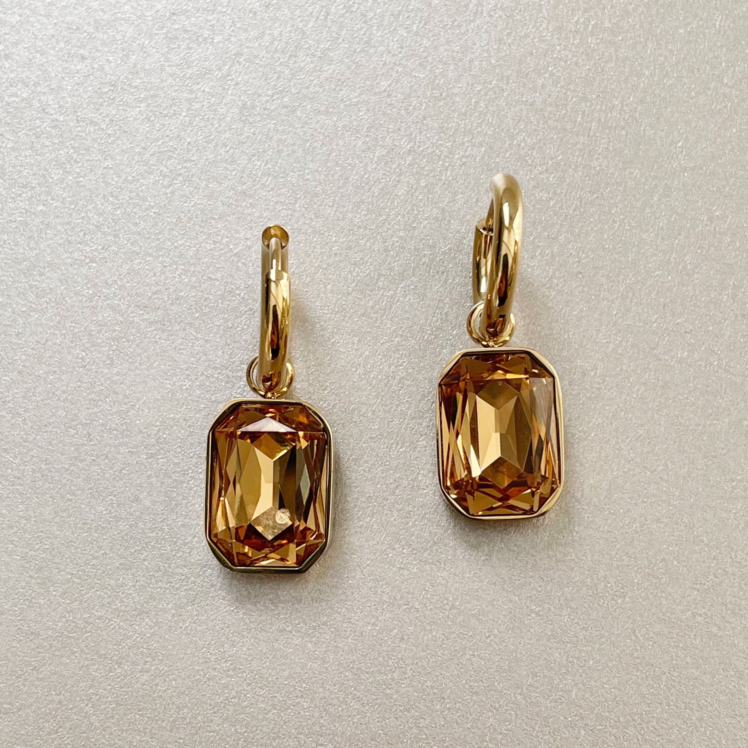 Neri – Goldene Ohrringe mit Bernstein