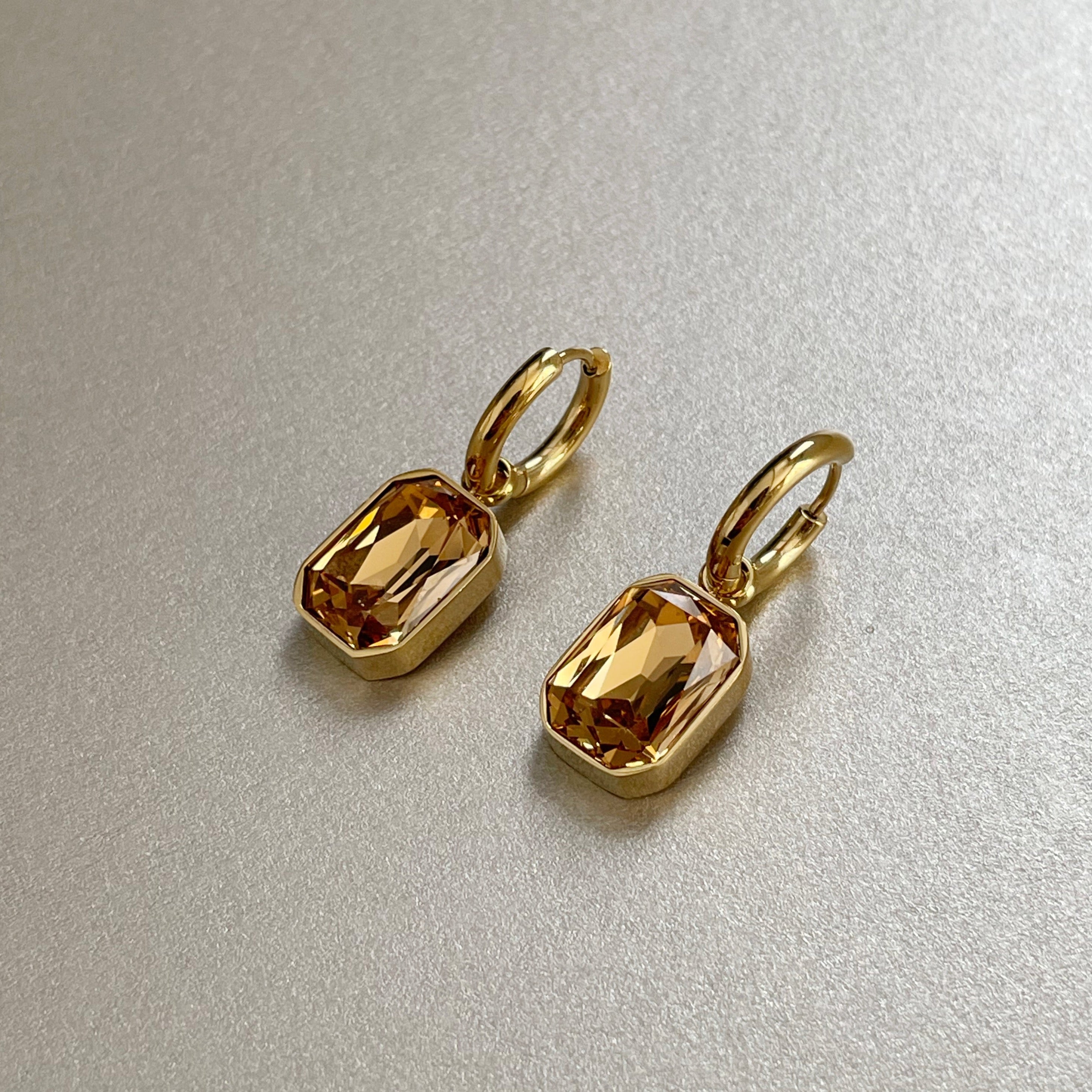 Neri – Goldene Ohrringe mit Bernstein