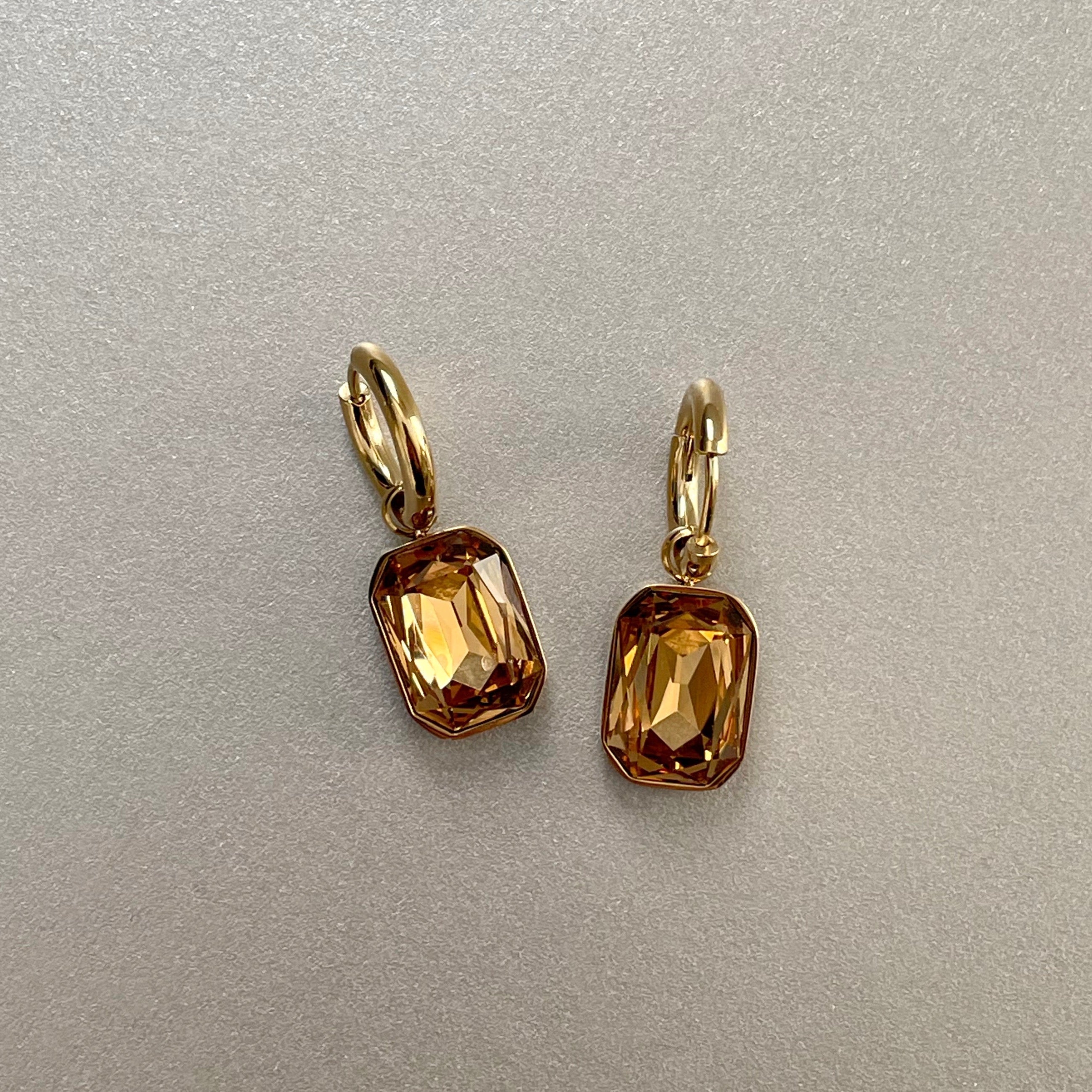 Neri – Goldene Ohrringe mit Bernstein