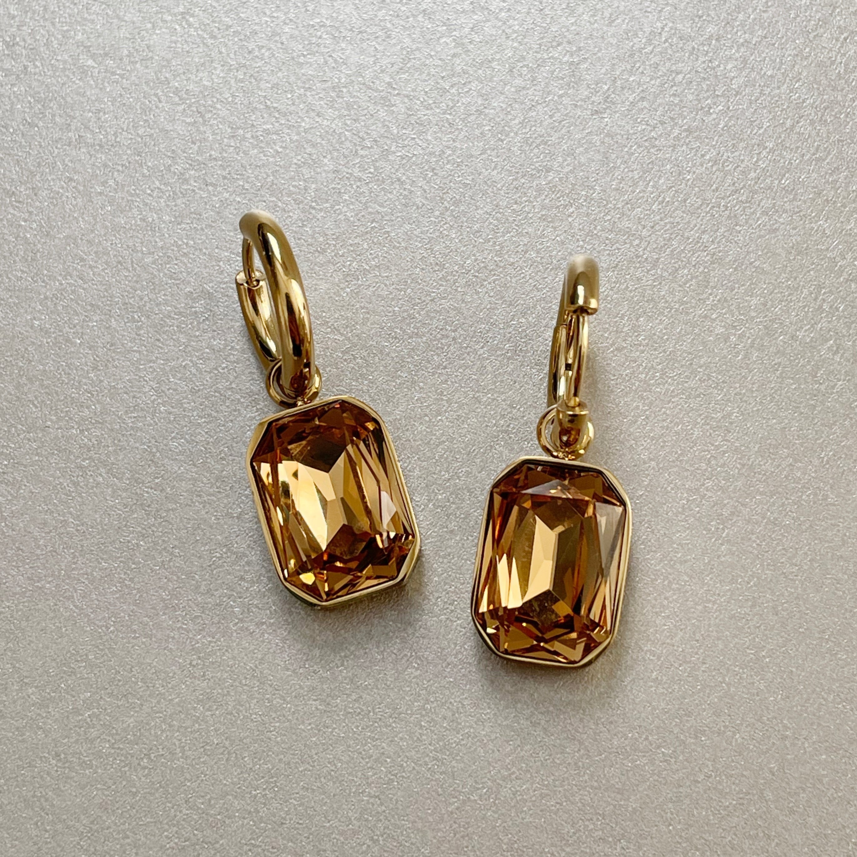 Neri – Goldene Ohrringe mit Bernstein