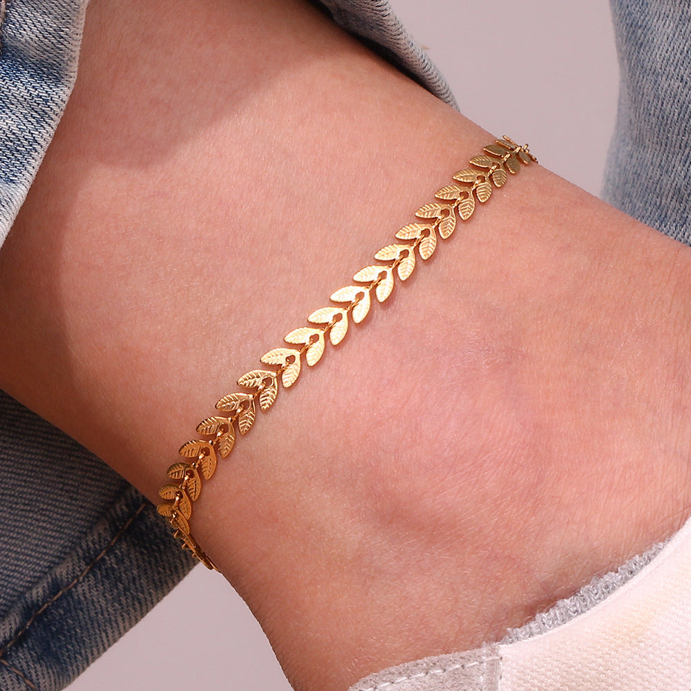 Sisi – Fußarmband mit goldenen Blättern