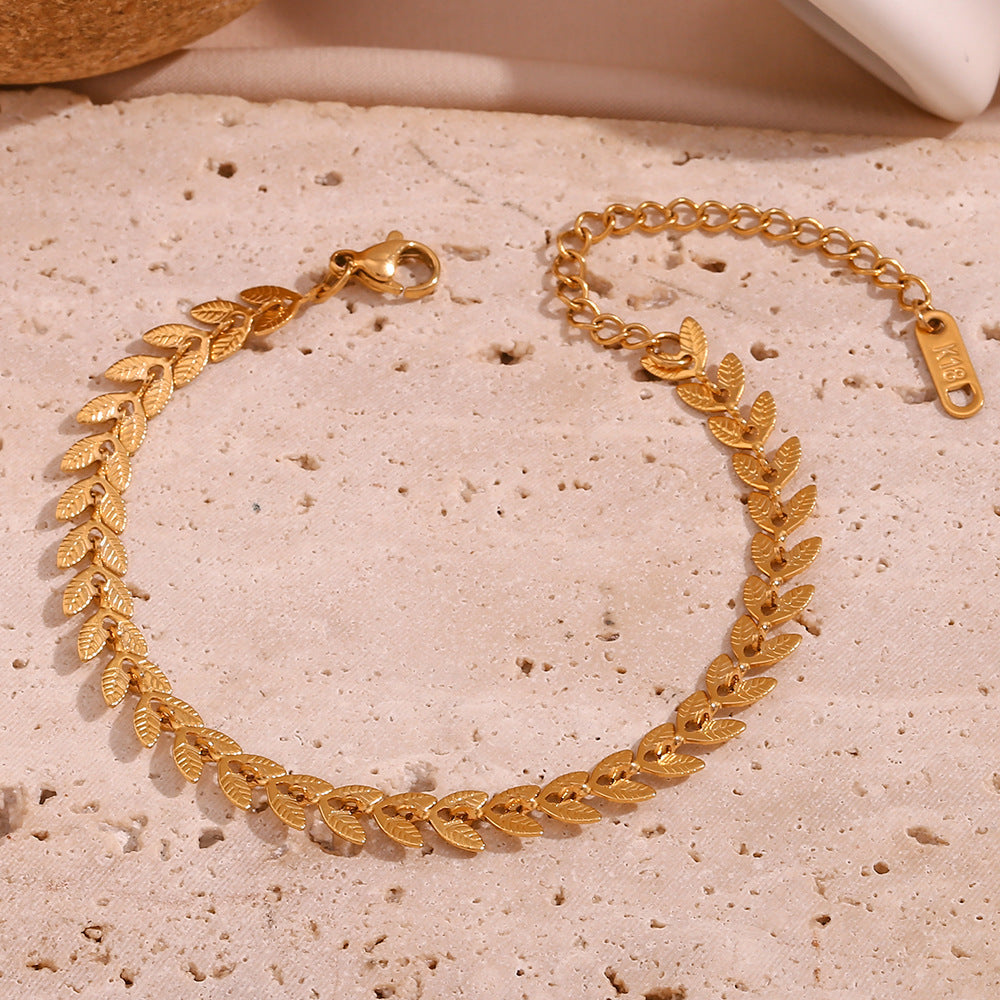 Sisi – Fußarmband mit goldenen Blättern