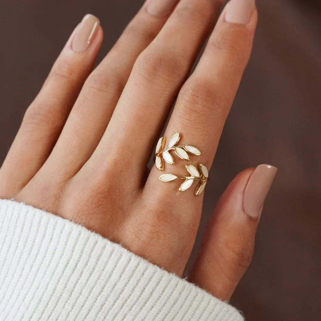 Sylvie – Offener Ring aus Silber und weißem Opal