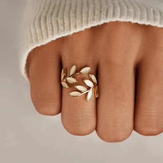 Sylvie – Offener Ring aus Silber und weißem Opal