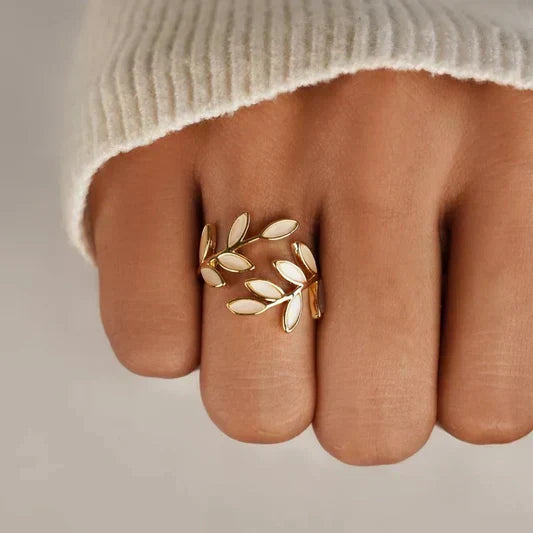 Pria – Eleganter Ring aus weißem Opal und Blatt