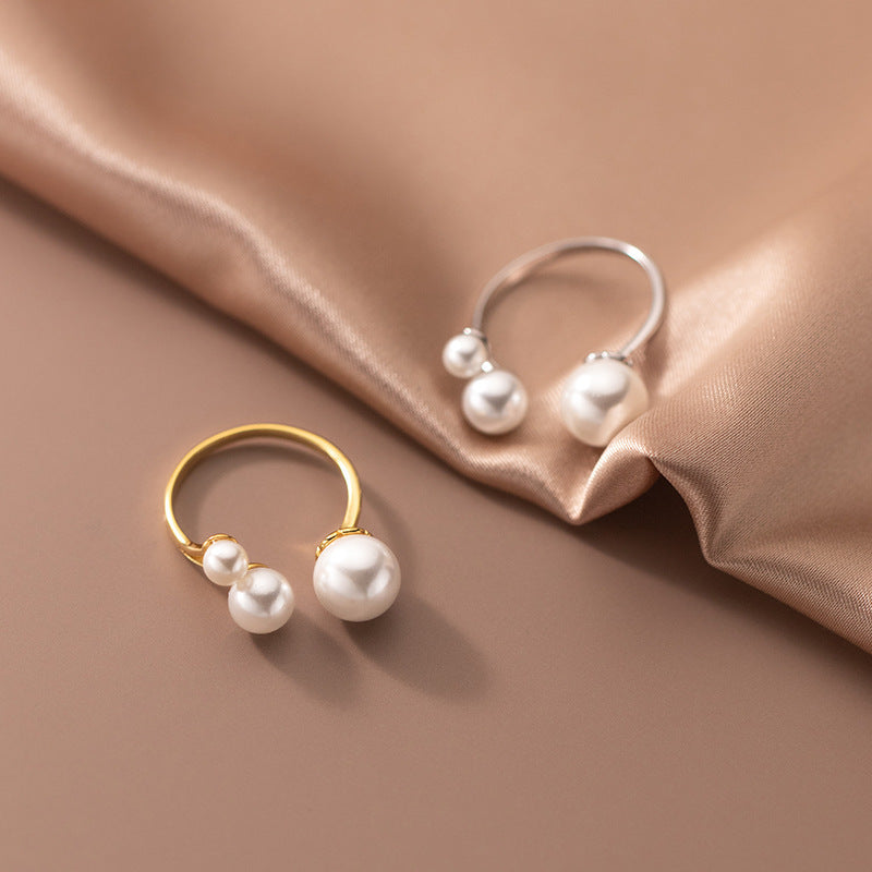 Clara – Verstellbarer Ring mit Süßwasserperle und dreieckigem Design
