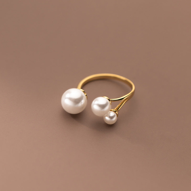 Clara – Verstellbarer Ring mit Süßwasserperle und dreieckigem Design