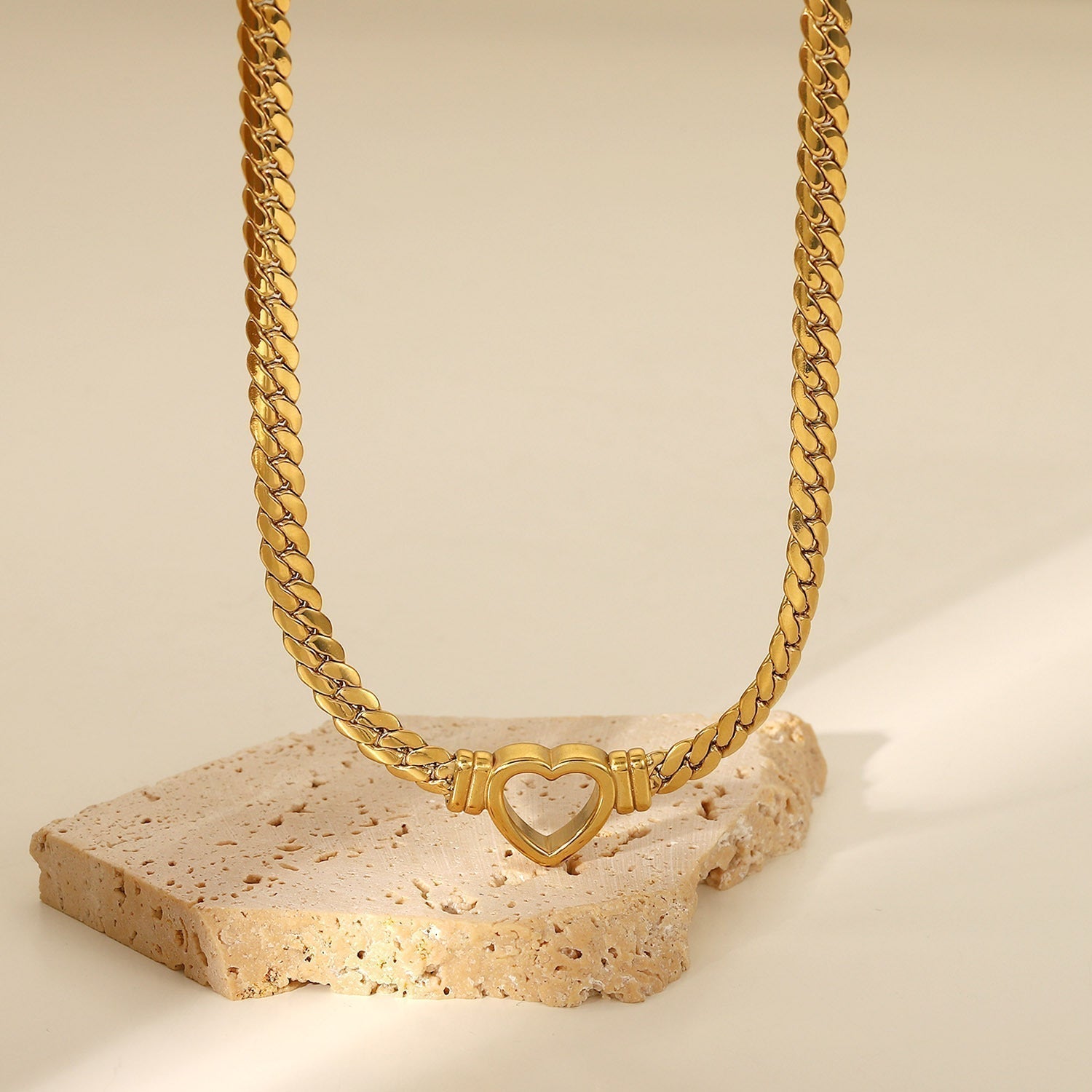 Ara – Herz-Halskette aus Gold