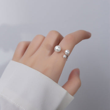 Clara – Verstellbarer Ring mit Süßwasserperle und dreieckigem Design