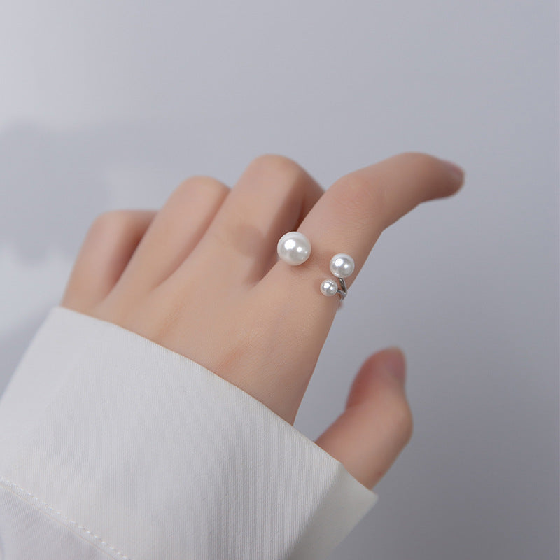 Clara – Verstellbarer Ring mit Süßwasserperle und dreieckigem Design