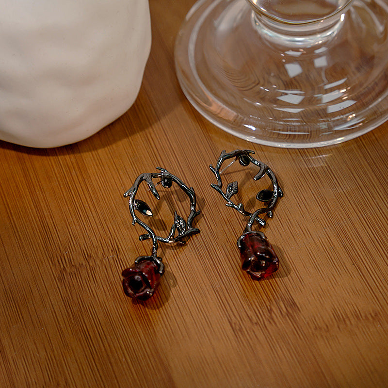 Rosalya – Rote Rose und dunkle Brombeere Ohrringe