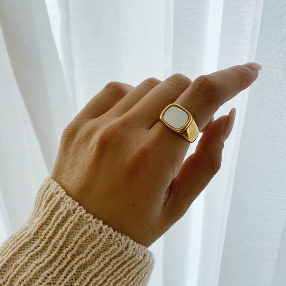 Nova - Goldring mit glatter Muschel