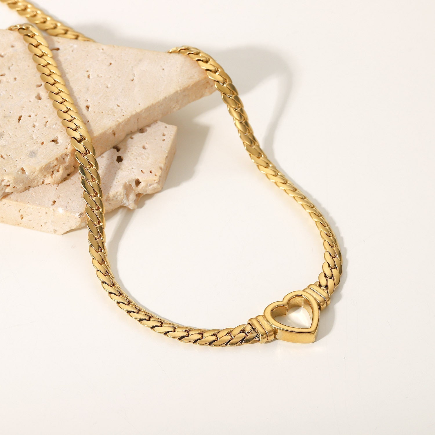 Ara – Herz-Halskette aus Gold