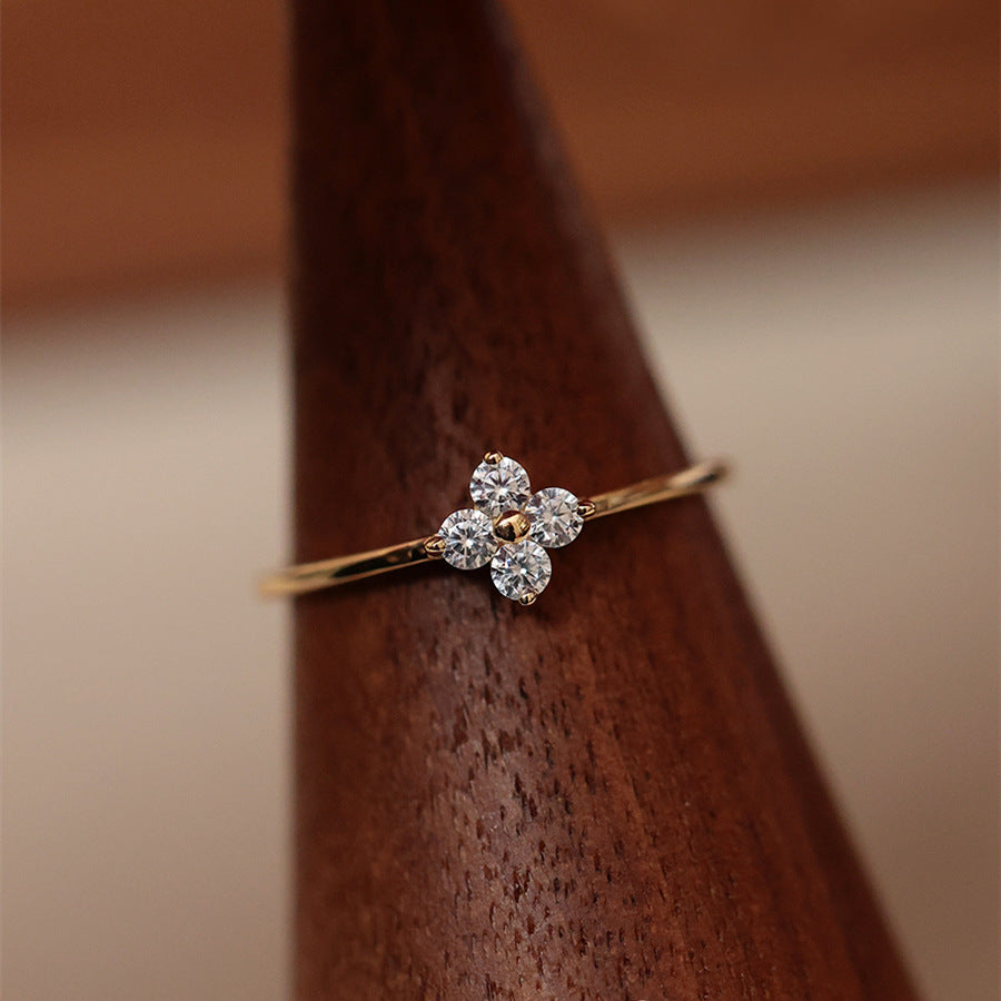 Mia – Ring mit Kristallkleeblatt