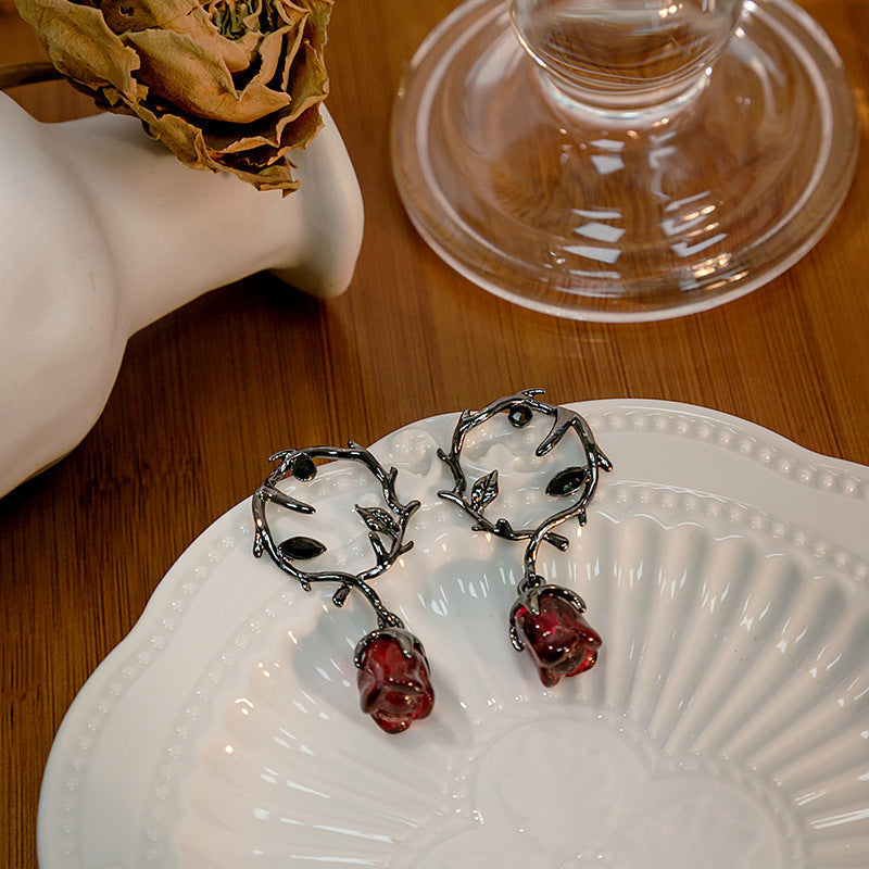 Rosalya – Rote Rose und dunkle Brombeere Ohrringe