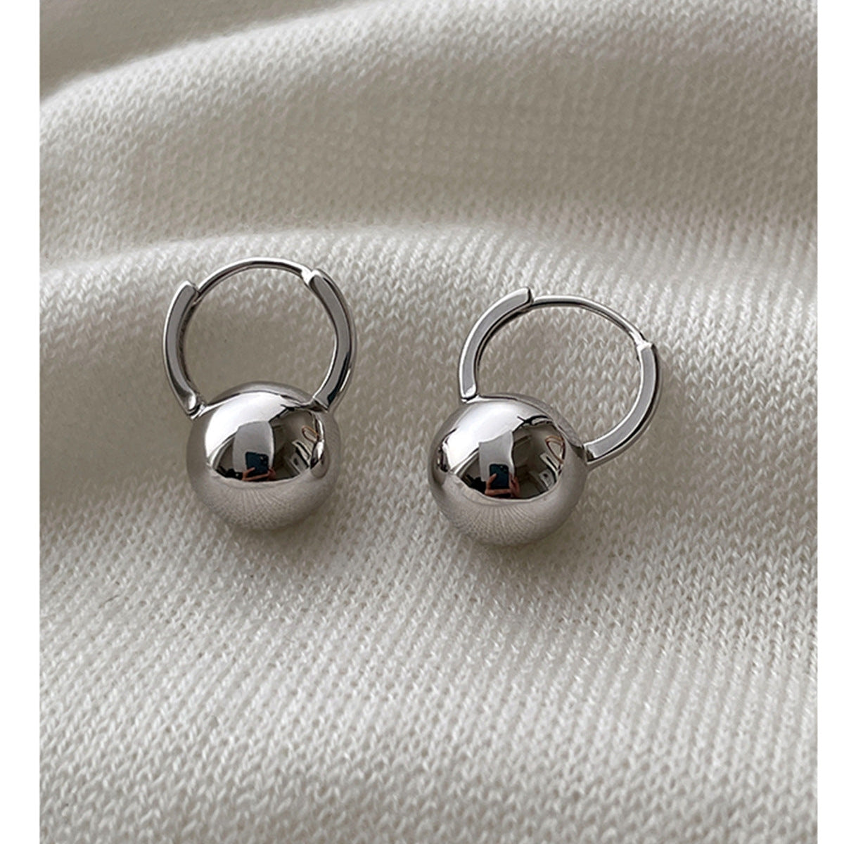 Ellie – Sterlingsilber-Ballohrringe mit feinem Stecker