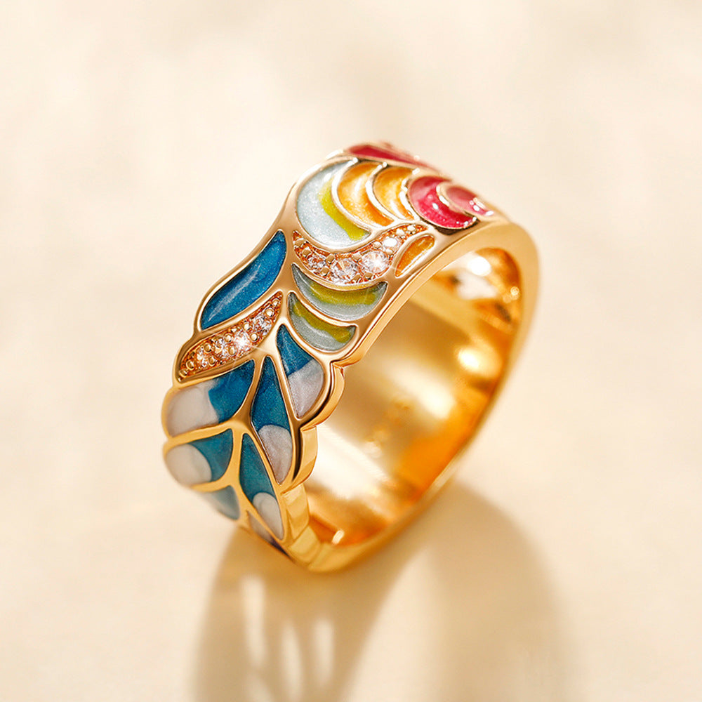 Margaux – Ring mit goldenem Motiv aus blau-weißer Keramik