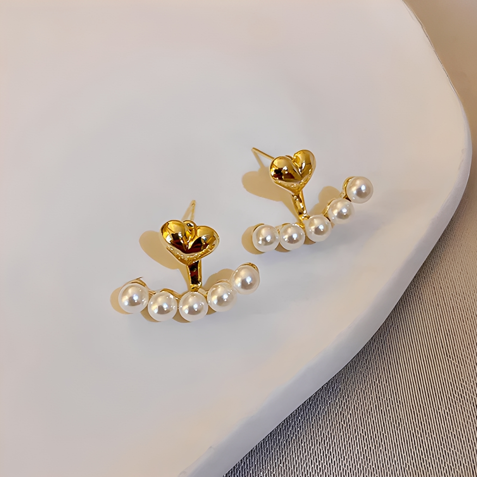 Avery – Goldene Herz-Ohrringe mit Perlen