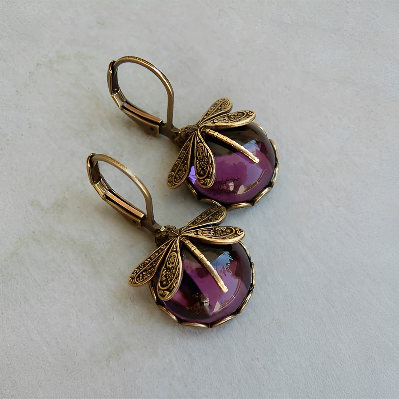 Elandra – Ohrringe in Form einer Libelle aus antikem Gold