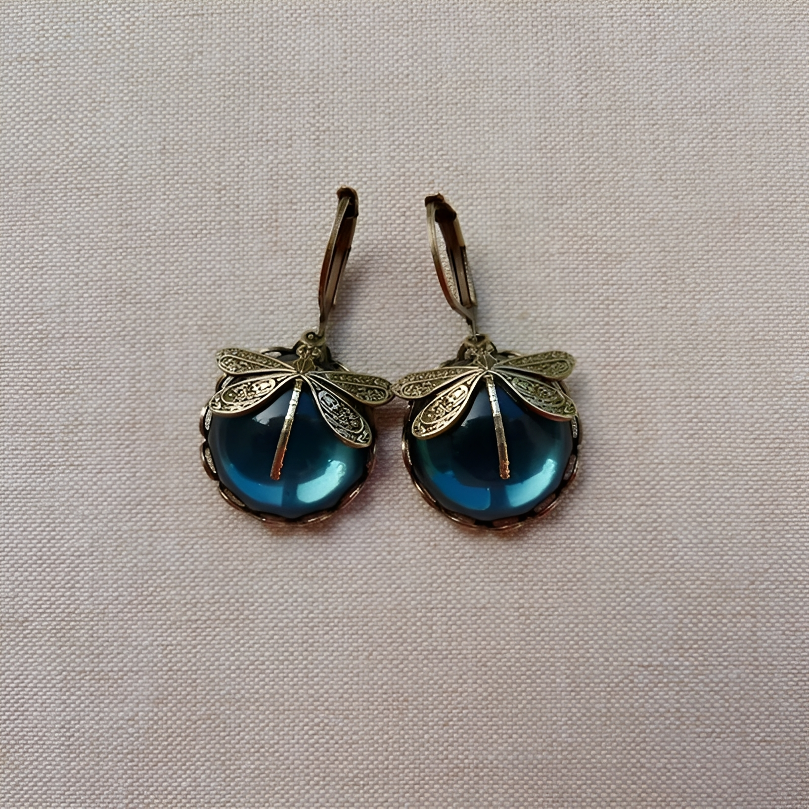 Elandra – Ohrringe in Form einer Libelle aus antikem Gold