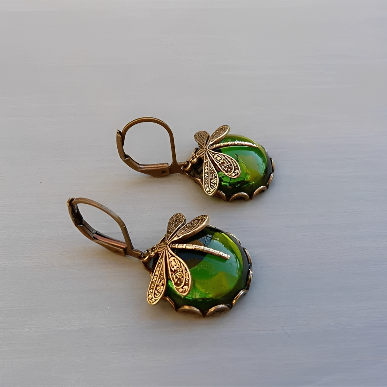 Elandra – Ohrringe in Form einer Libelle aus antikem Gold
