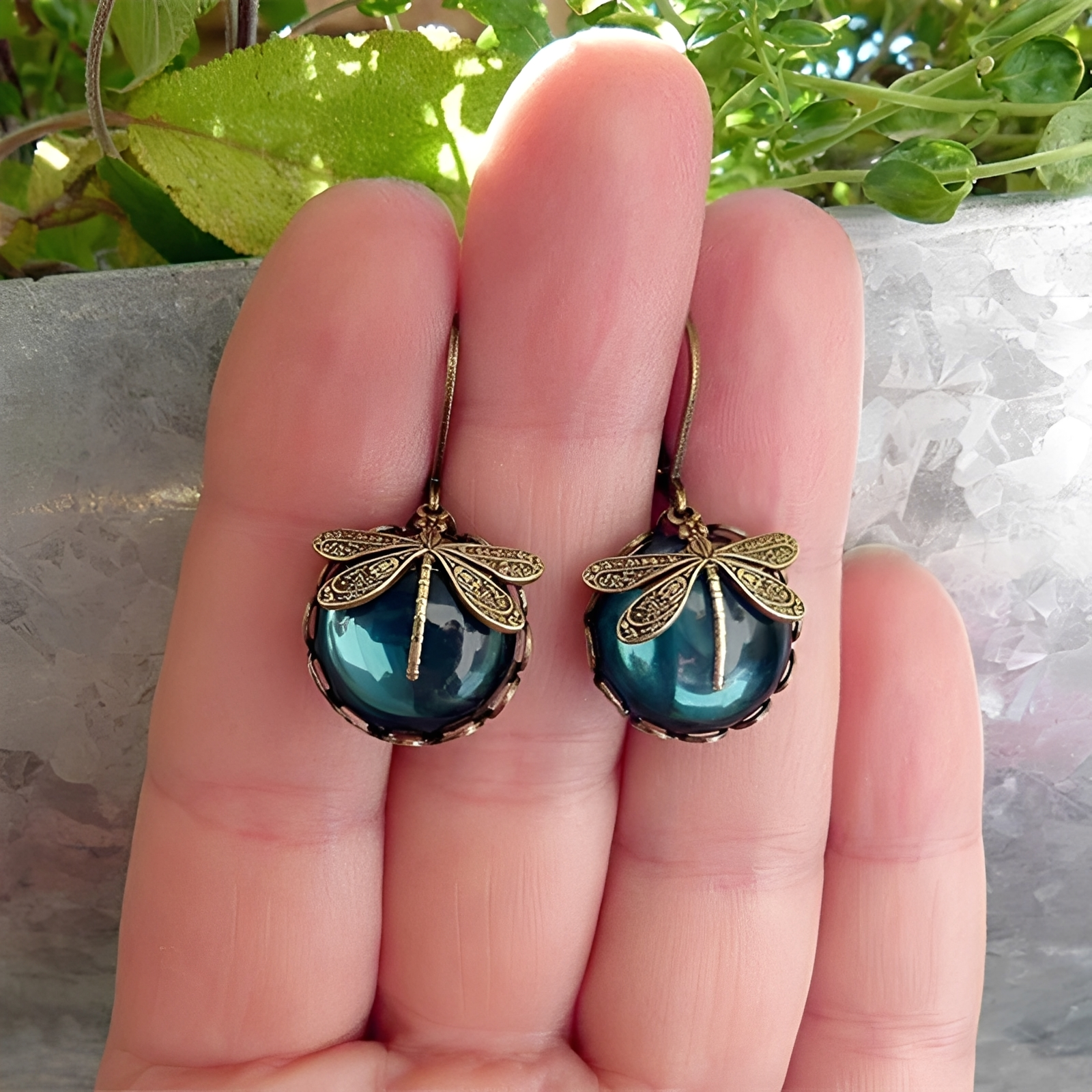 Elandra – Ohrringe in Form einer Libelle aus antikem Gold
