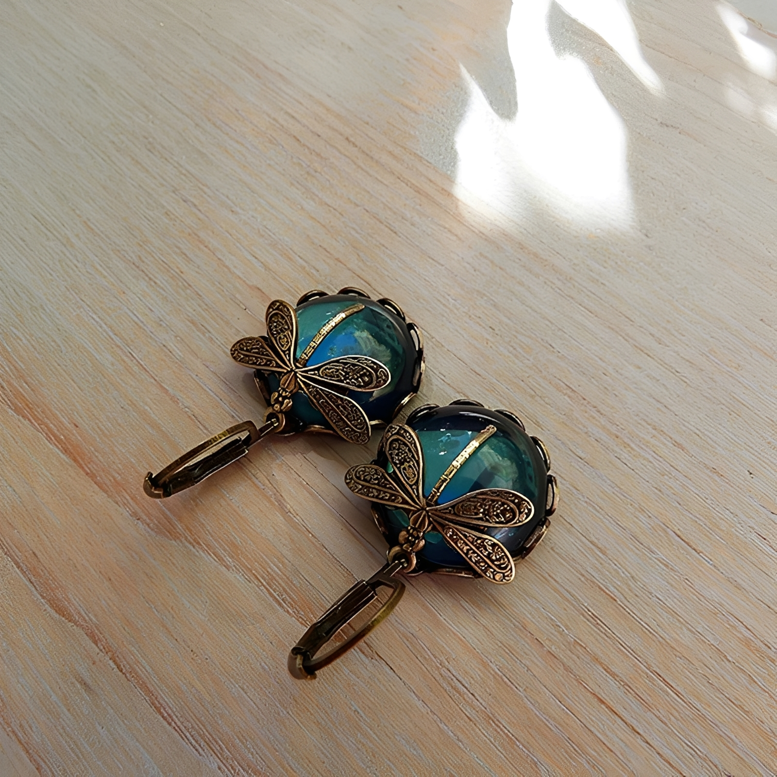 Elandra – Ohrringe in Form einer Libelle aus antikem Gold