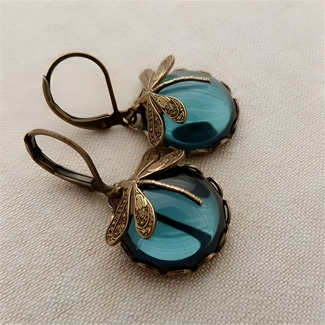 Elandra – Ohrringe in Form einer Libelle aus antikem Gold