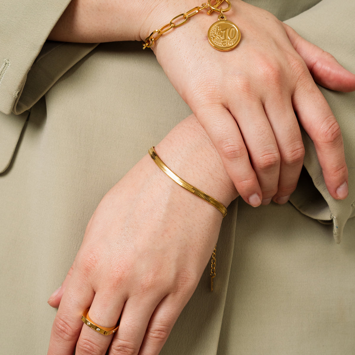 Livia – Elegantes goldenes Schlangenarmband
