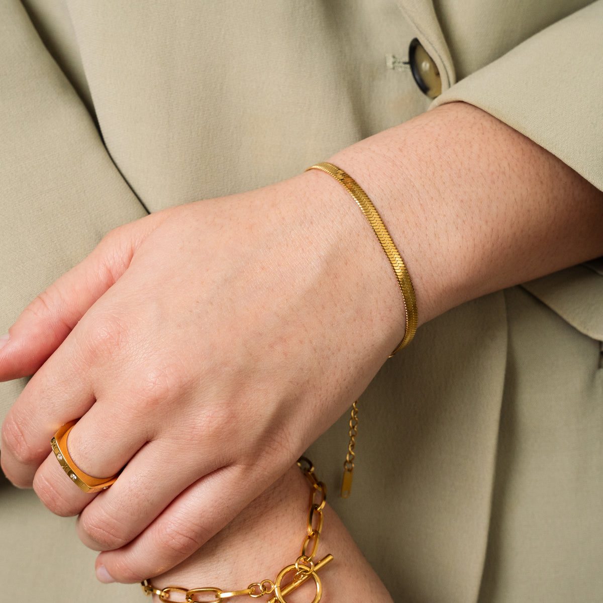 Livia – Elegantes goldenes Schlangenarmband