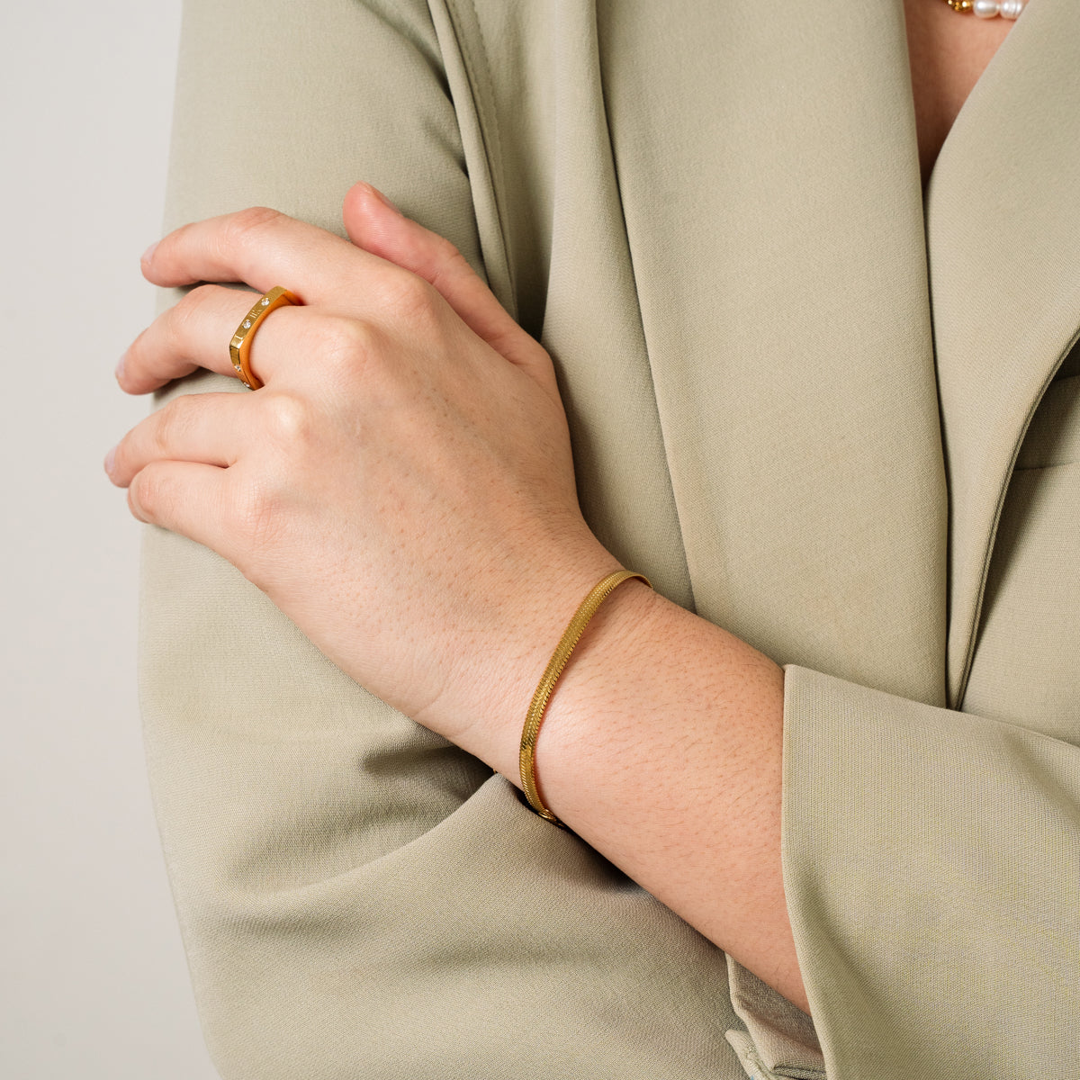 Livia – Elegantes goldenes Schlangenarmband